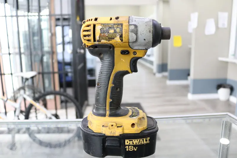 Dewalt Dc825 18V Impact Driver – Includes Battery And Charger, High-Torque Performance 1
