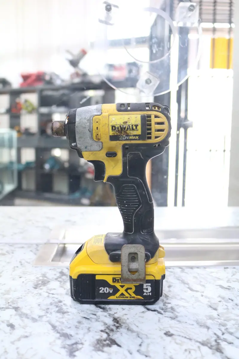 Dewalt Dcf885 20V Max Cordless Impact Driver — Includes 20V Battery And Charger 1