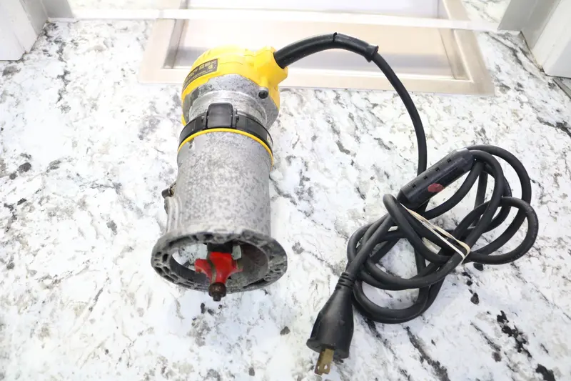 Dewalt Dwp611 Variable-Speed Compact Router – 120V, 7A, Pre-Owned 1