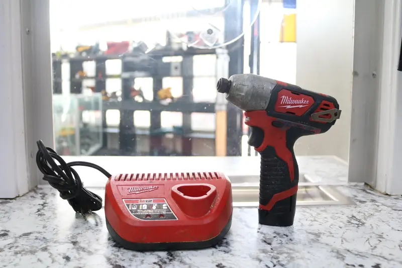 Milwaukee M12 2462-20 1/4" Hex Impact Driver With Rapid Charger 1